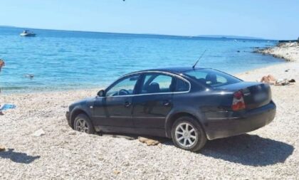 Mreže se usijale! Umjesto peškira na plaži ostavili automobil: “Došao da se osunča”