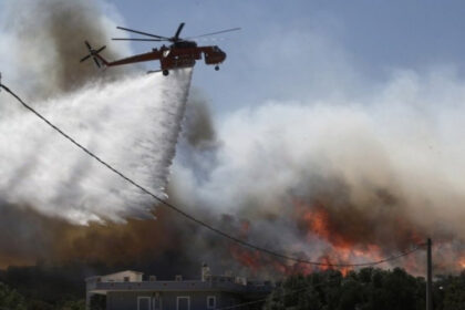 Na terenu pet aviona i tri helikoptera: Veliki šumski požar u Korintiji