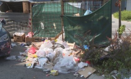 Kontejneri puni smeća, širi se nesnosan smrad: Građani u centru Banjaluke jedva dišu VIDEO