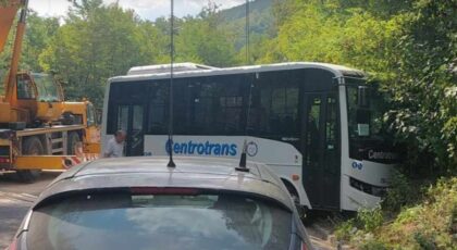 Autobus sletio sa ceste: Kran pokušava izvući vozilo