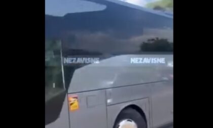 Osvanula slika: Polupana stakla na autobusu navijača iz Mađarske VIDEO