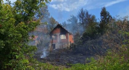 Scene zastrašujuće: Izgorjela kuća srpskog povratnika u selu kod Drvara VIDEO