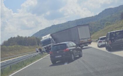 Vozila prolaze kroz zaustavnu traku: Kamion se popriječio na auto-putu Banjaluka – Doboj