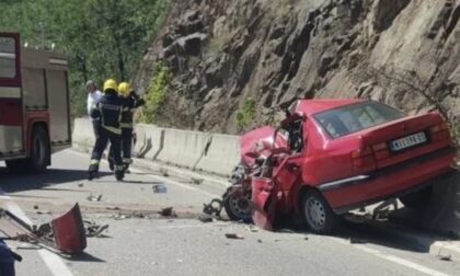 Automobil totalno uništen: Jedna osoba stradala u saobraćajnoj nesreći