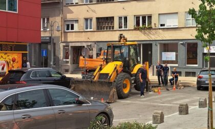 Radnici “Vodovoda” u centru Banjaluke: Raskopan asfalt u Jevrejskoj ulici FOTO/VIDEO