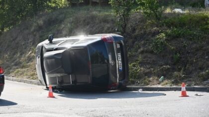 Automobil završio na krovu: Teška saobraćajka kod Istočnog Sarajeva