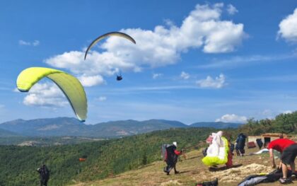 Desant na Drvar: Više od 50 paraglajdera letjelo do Glamoča