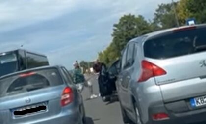 Zaustavili vozila, pa se obračunali: Tuča vozača nasred ulice u Banjaluci VIDEO