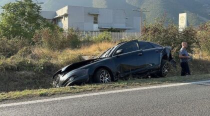 Udes u Hercegovini: Automobil završio u kanalu pored puta FOTO