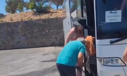 Snimak kruži internetom: Vozač turistima pere noge prije ulaska u autobus VIDEO