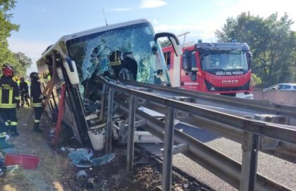 Autobus pun putnika probio zaštitnu ogradu: Jedna osoba poginula, 20 povrijeđeno FOTO