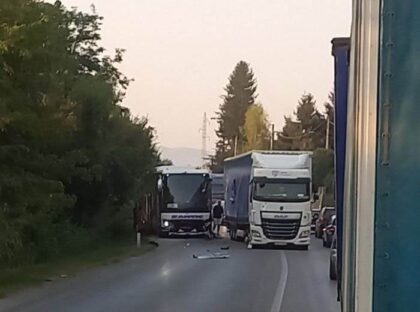 Normalizivan saobraćaj: Nema povrijeđenih u sudaru autobusa i teretnog vozila