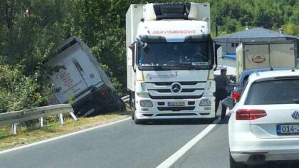 Vozači, oprez: Kamion sletio s ceste, nastale velike gužve