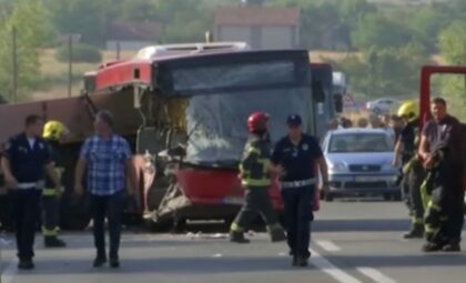 U bolnici preminuo mladić (24): Druga žrtva strahovitog sudara autobusa i kamiona