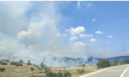 Ozbiljna situacija: Požar u selu Međuljići kod Gacka, vatra zaprijetila kućama FOTO