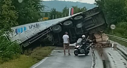 Kamion zablokirao saobraćaj: Ogromne gužve u Doboju zbog prevrtanja teretnog vozila VIDEO