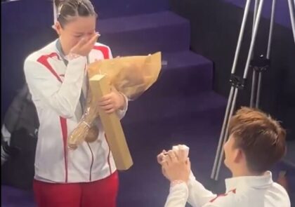 Osvojila zlato na Olimpijadi i sa medaljom oko vrata rekla „da“: Dečko je zaprosio pred navijačima i kamerama u Parizu VIDEO