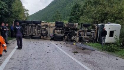 Teška nesreća na magistralnom putu: Prevrnuo se kamion, obustavljen saobraćaj