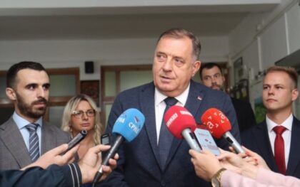 Dodik u Bosanskom Petrovcu: Moramo još više da pomognemo našim ljudima FOTO