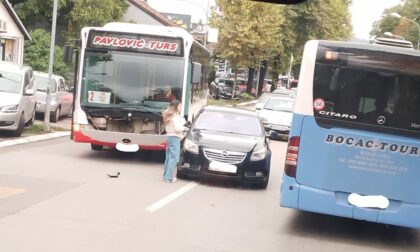 Sudar automobila i autobusa: Saobraćajka kod Parka Mladen Stojanović