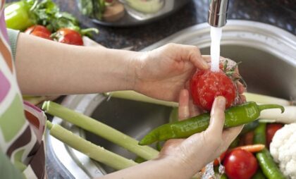 Ima li to uopšte smisla: Saznajte može li voda zaista skinuti pesticide sa voća i povrća