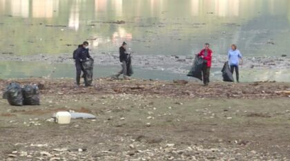 Udružili snage: Volonteri čiste Jablaničko jezero poslije poplava VIDEO