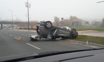 Teška saobraćajka: BMW završio na krovu, ima povrijeđenih