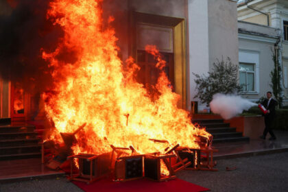 U znak protesta: Opozicija zapalila stolice ispred albanskog parlamenta