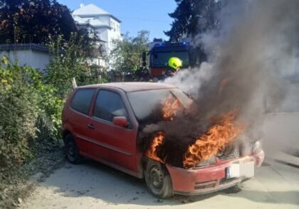 Gorio automobil u Banjaluci: Pričinjena materijalna šteta FOTO