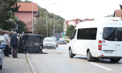 Nakon sudara jedan automobil se prevrnuo: Teška nesreća u ovom dijelu Banjaluke