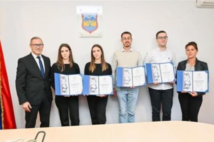 Pravi primjer da se trud i rad isplate: Grad Prnjavor nagradio petoro najuspješnijih studenata sa po 5.000 KM