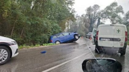 “Pežo” završio u kanalu: Sudar dva vozila, nekoliko povrijeđenih