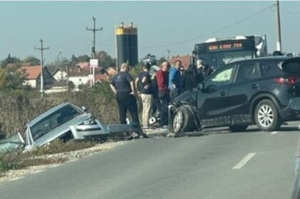 Žestok sudar, stvaraju se velike gužve: Autu od siline udara gotovo otpao točak, drugi završio u kanalu