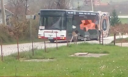 Mještani negoduju: Pokvaren autobus od jutros “stoji” nasred puta u Banjaluci