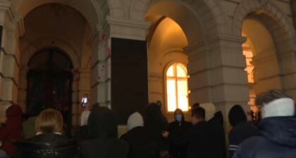 Ubačene baklje kroz prozor: Učesnici protesta zapalili prizemlje Gradske kuće FOTO/VIDEO