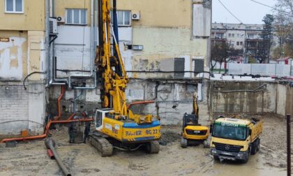 Kopa se i po kiši! Radnici i mašine i danas u rupi u centru Banjaluke FOTO/VIDEO