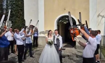 Trubači i latice od ruža više nisu u modi: Mladence dočekali sa motornim testerama VIDEO