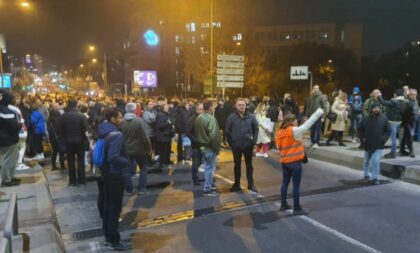 Opet protesti u Novom Sadu: Most blokiran, traže se ostavke Vučevića i Đurića VIDEO