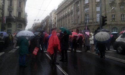 Blokade i incidenti u Beogradu: Protesti na nekoliko lokacija zbog nesreće u Novom Sadu VIDEO