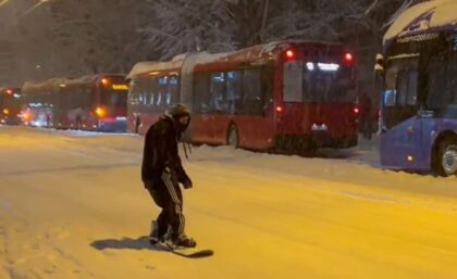 Spustio dasku i lagano: Neki uživaju, a drugi već proklinju zimu VIDEO