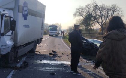 Sudar kamiona i automobila: Vozilo završilo u kanalu