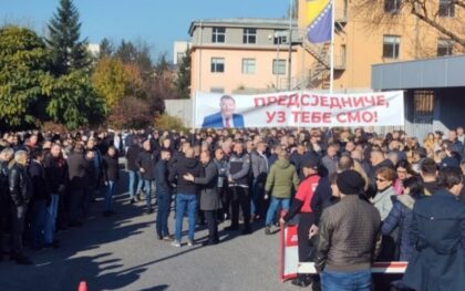 Podrška ne izostaje: Građani ispred Suda BiH pred početak novog ročišta Dodiku i Lukiću