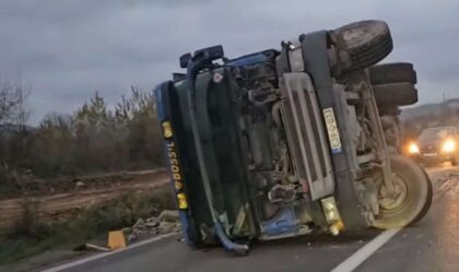 Vozači, oprez u ovom dijelu BiH: Kamion se prevrnuo, stvorila se velika gužva