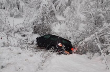 Automobil sletio sa puta, na teren izašli policija i vatrogasci FOTO