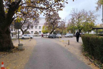 Građani ne znaju gdje parkirati auto: Komunalna policija zatvorila parking u centru Banjaluke