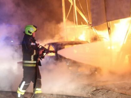 Detalji požara u Banjaluci: Gori stambeni objekat, jedno lice povrijeđeno VIDEO