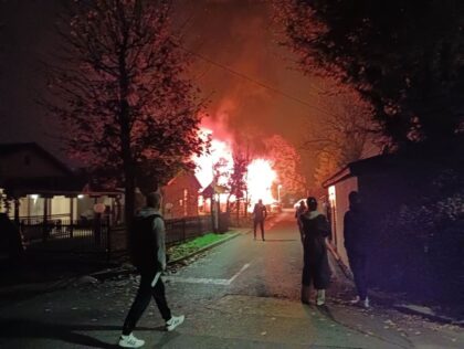 Požar u banjalučkom naselju: Vatrena buktinja progutala pomoćni objekat VIDEO