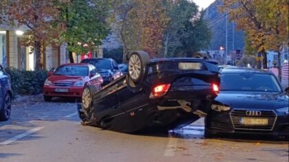 Vozilo se prevrnulo nasred ceste: Povrijeđen vozač, oštećeno i nekoliko parkiranih automobila