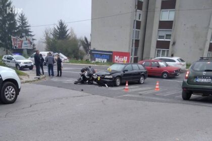 Teška saobraćajka: Vozač “audija” se zakucao u motocikl, povrijeđene dvije osobe