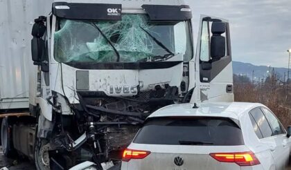 Teška saobraćajna nesreća: Sudar kamiona i automobila, ima povrijeđenih